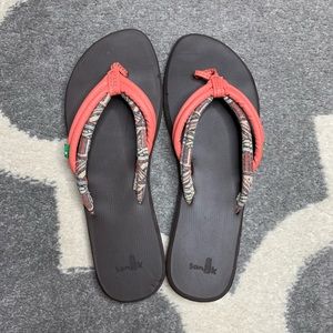Gently used size 8 Sanuk flip flops
